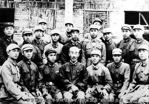 李云鵬犧牲后，其父親李夢(mèng)祥(前排中間者)與“劉老莊”連指戰(zhàn)員合影
