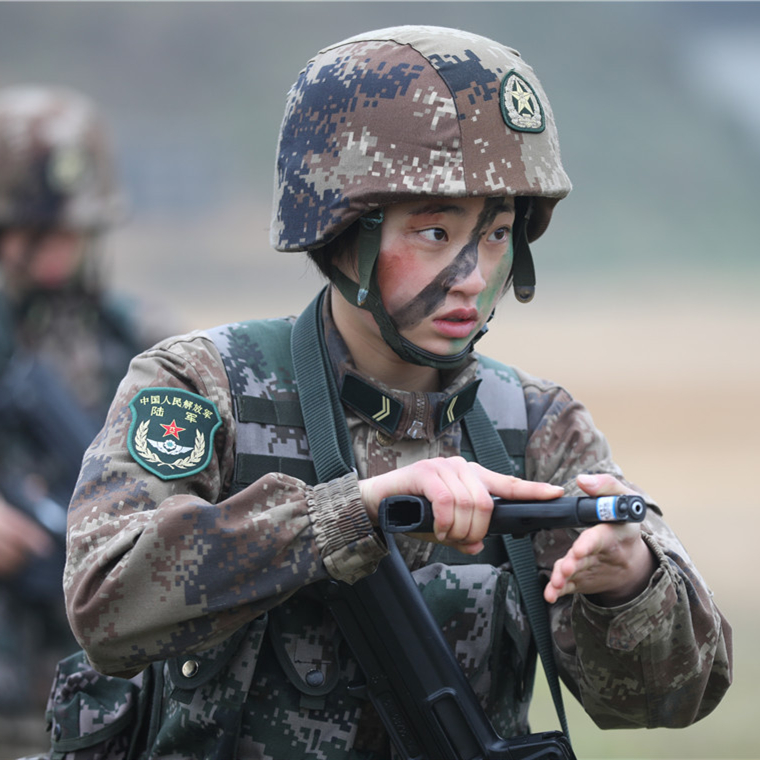 新春走軍營丨女特種兵小分隊訓(xùn)練竟如此亮眼！