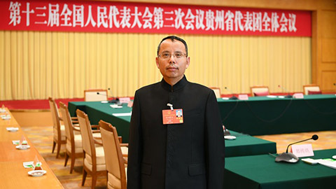 歐陽(yáng)黔森：腳上沾滿泥土，作品才能散發(fā)泥土的芬芳