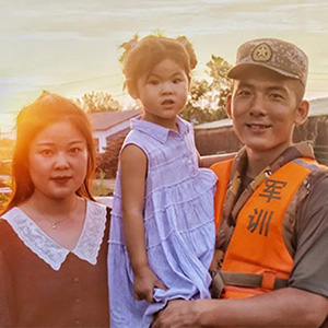 抗洪大堤上特殊的生日，軍嫂軍娃與兵哥哥同在！