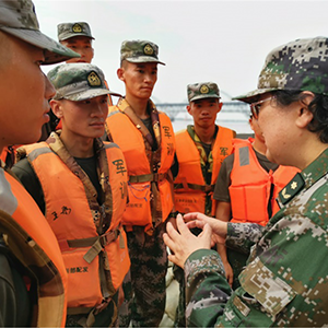 官兵們勇斗洪魔，她帶領(lǐng)團(tuán)隊力降“夏日殺手”