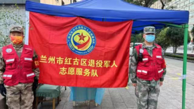 轉(zhuǎn)換戰(zhàn)場投入新戰(zhàn)“疫”，脫下軍裝還是“排頭兵”！