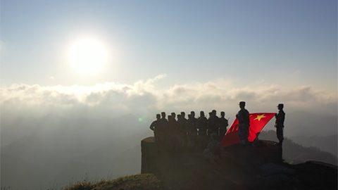 空軍官兵致敬偉大祖國：守衛(wèi)歲月安好，捍衛(wèi)每寸山河