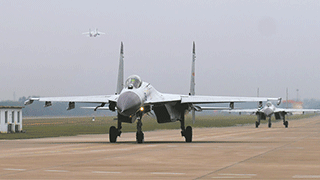 鏖戰(zhàn)云端！海軍航空兵某旅空中對(duì)抗訓(xùn)練拉開戰(zhàn)幕