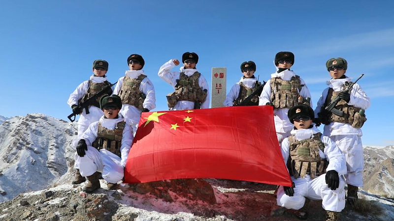 新春走軍營(yíng)丨中吉15號(hào)界碑前，新兵接過鋼槍！