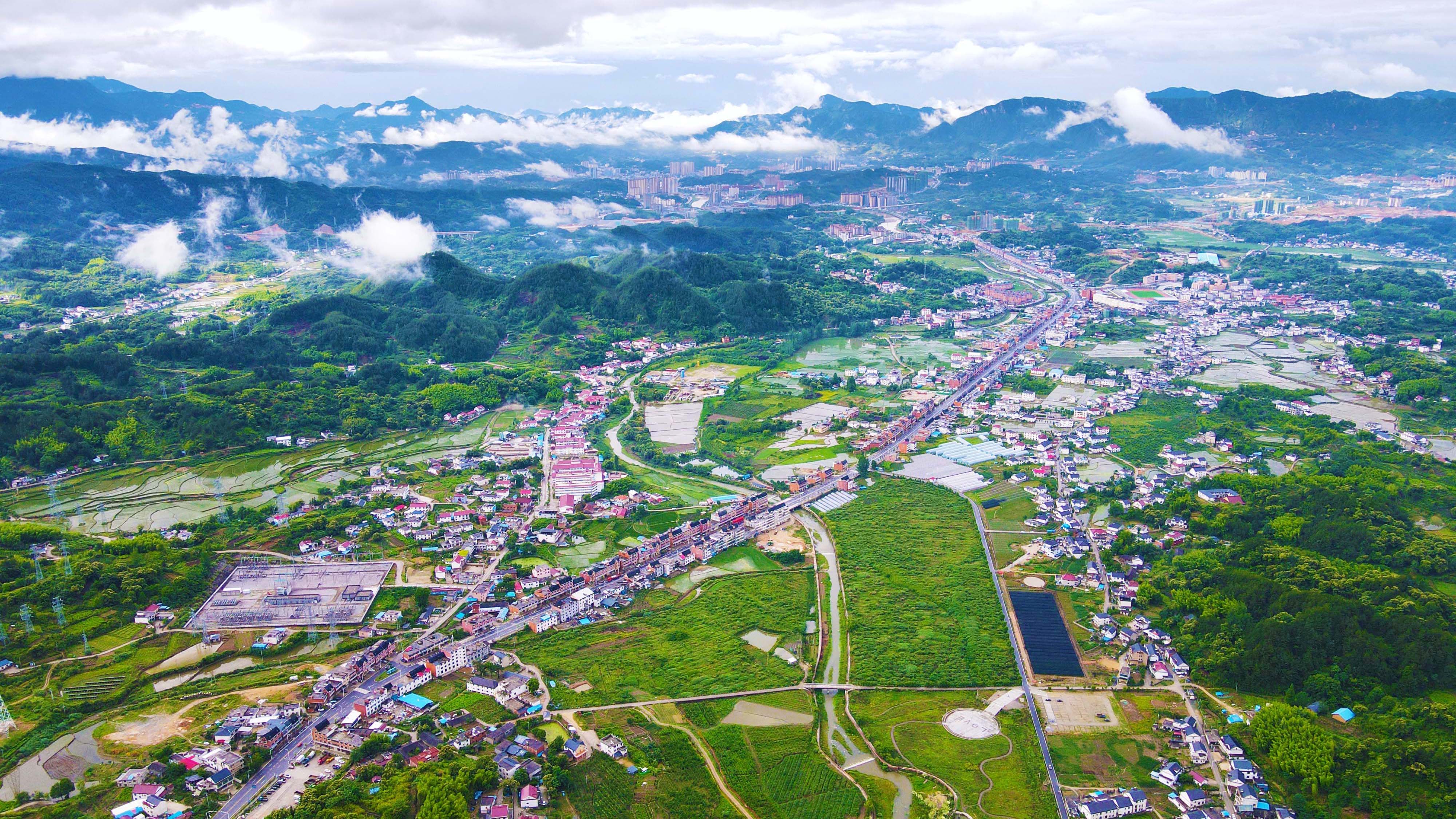 航拍安徽岳西：芒種時(shí)節(jié)，阡陌縱橫田園繽紛
