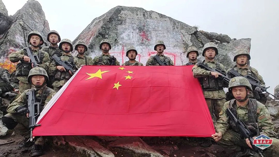 迎國(guó)慶，守平安！邊防官兵在巡邏戰(zhàn)位為祖國(guó)慶生