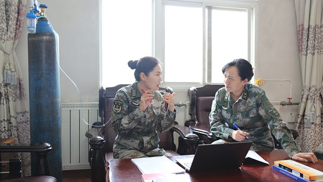 陸軍工程大學“星火”理論宣講服務(wù)政治教員群體成員黃貽蘇（左）、鮑永娟在海拔4000余米的高原邊防部隊宣講時吸氧備課