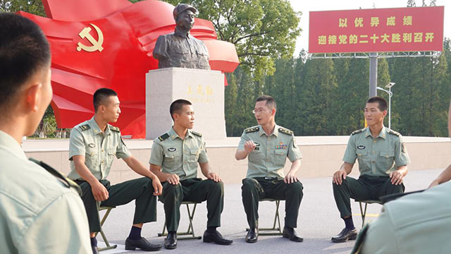 陸軍工程大學“星火”理論宣講服務(wù)政治教員群體成員盧偉（右二）在“王克勤連”與基層官兵座談