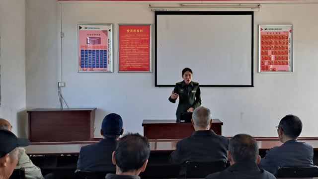 陸軍工程大學“星火”理論宣講服務(wù)政治教員群體成員黃貽蘇為湖北省紅安縣中和司村村民宣講黨的二十大精神