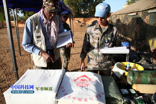 聯馬團裝備核查組正在核查單兵生活裝具。