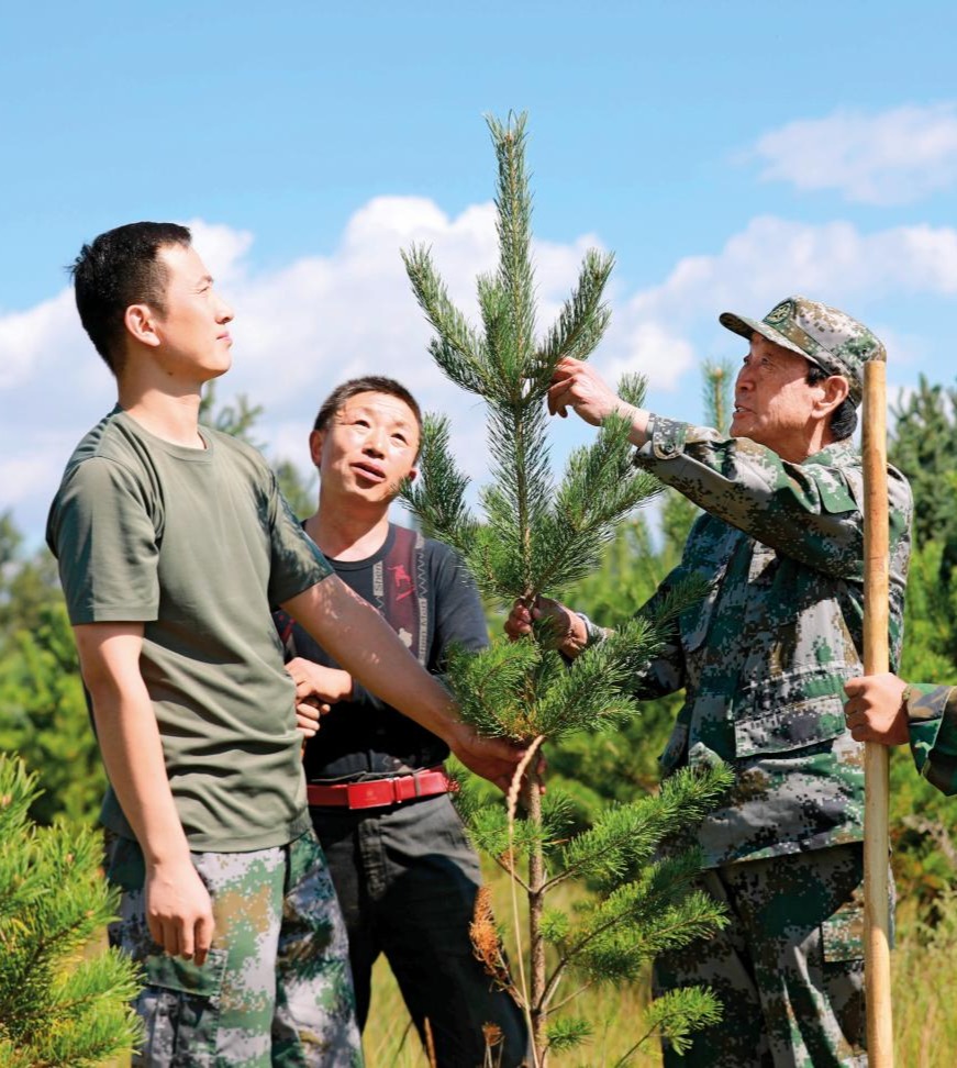2021-08-26，張連印帶著貧困戶魏隨舍和教育基地工作人員種樹。（丁美寧 攝）