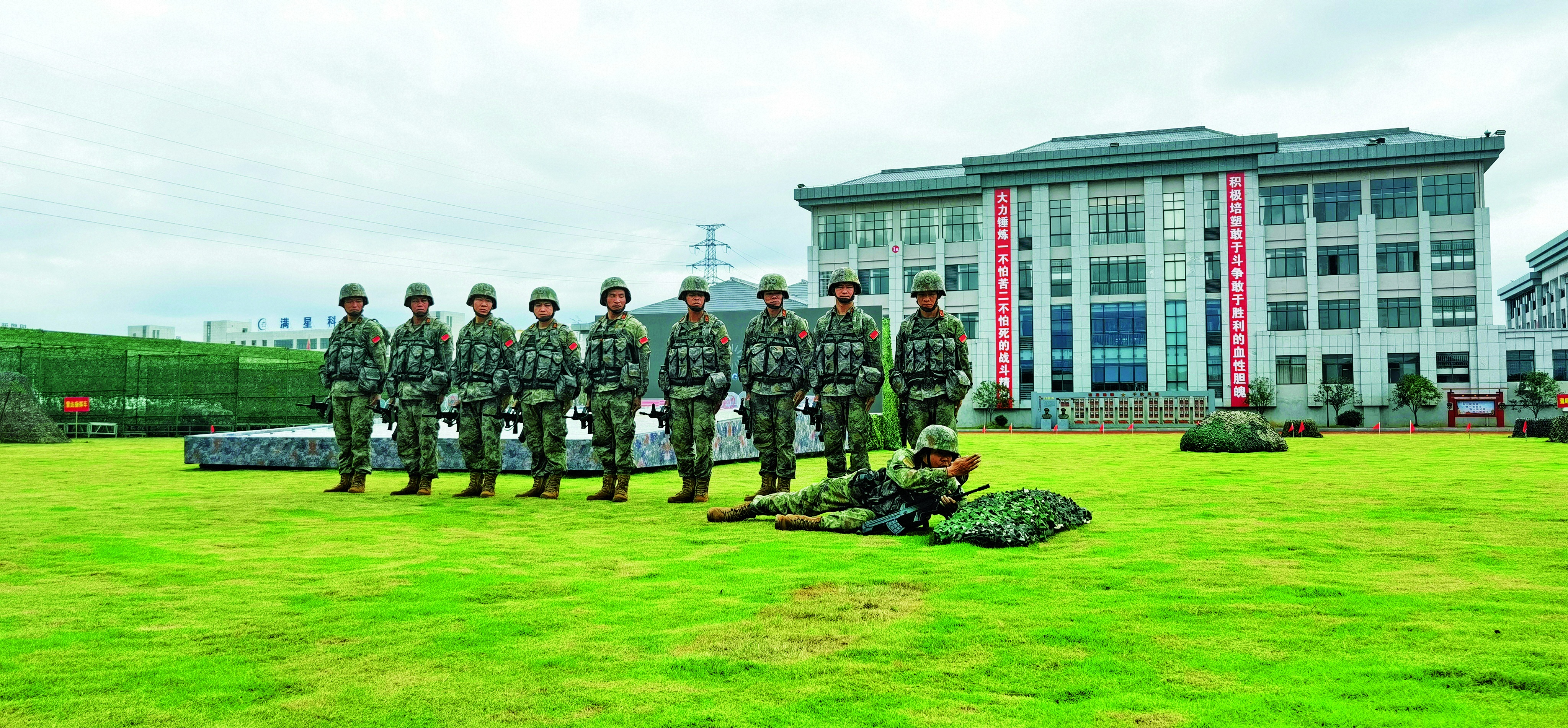 江西省贛州軍分區(qū)組織民兵單兵戰(zhàn)術基礎科目教學，劉德超攝