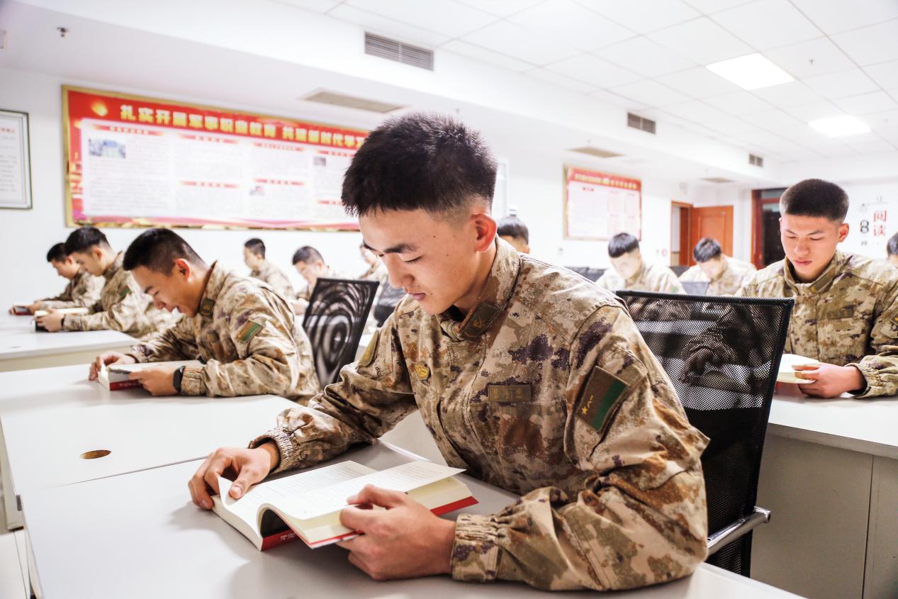 天津警備區(qū)指導(dǎo)直屬隊(duì)展開“弘揚(yáng)英雄精神，鑄就強(qiáng)軍之魂”學(xué)習(xí)教育活動【修鵬輝攝】