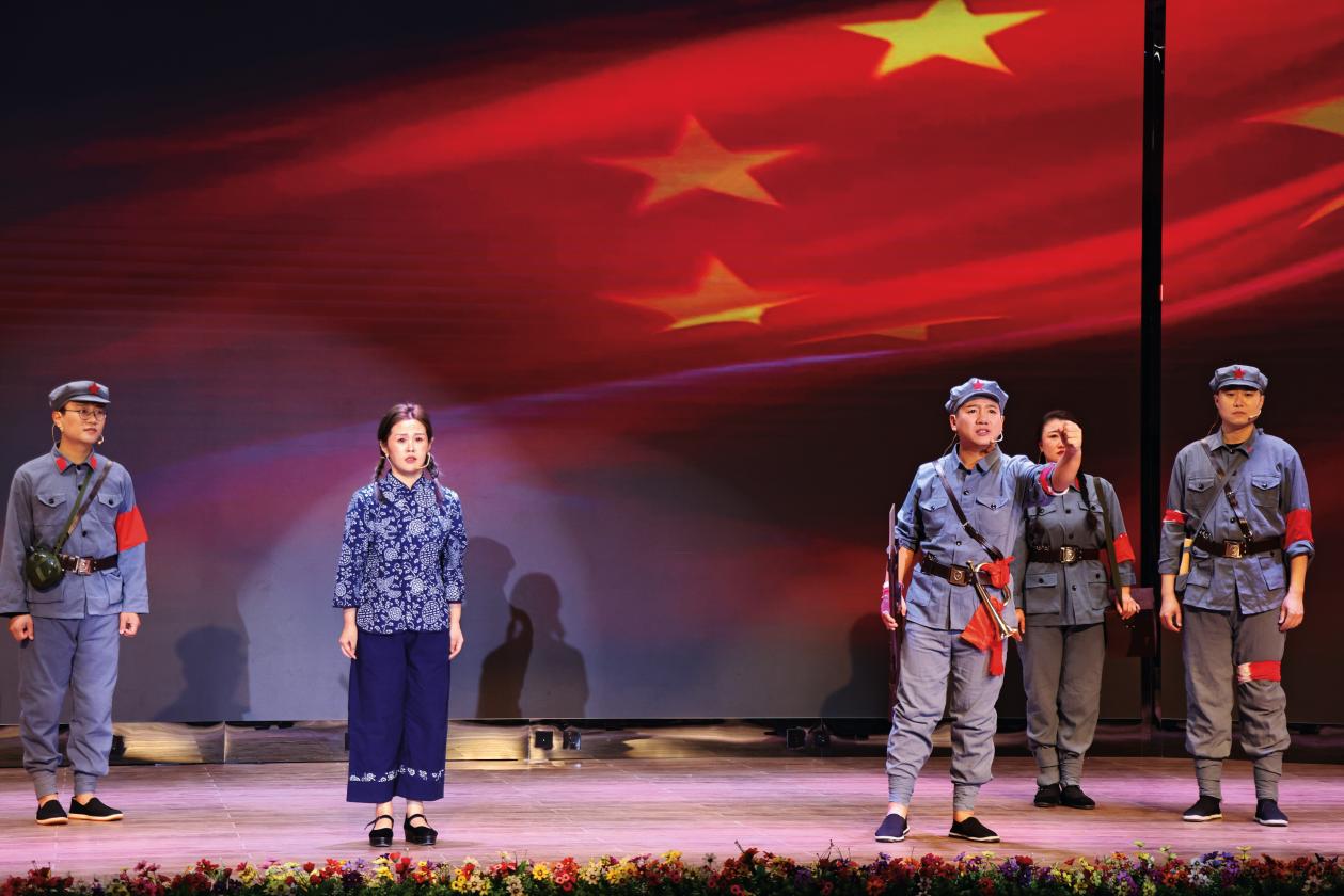 梅里斯區(qū)人武部民兵文藝團(tuán)成員為民兵進(jìn)行紅色教育文藝匯演。尹龍泉攝
