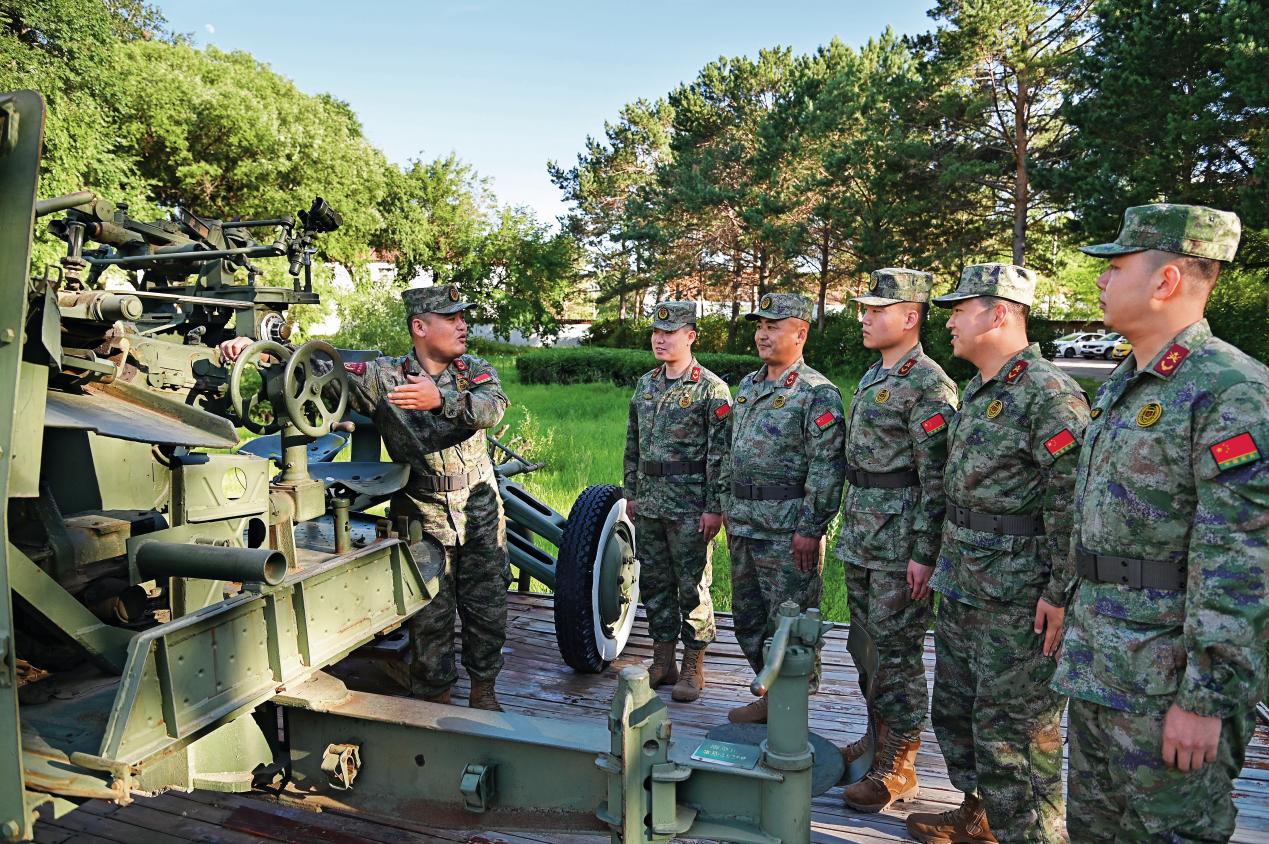 民兵教練員通過介紹武器裝備向民兵講解軍史。陳浩攝