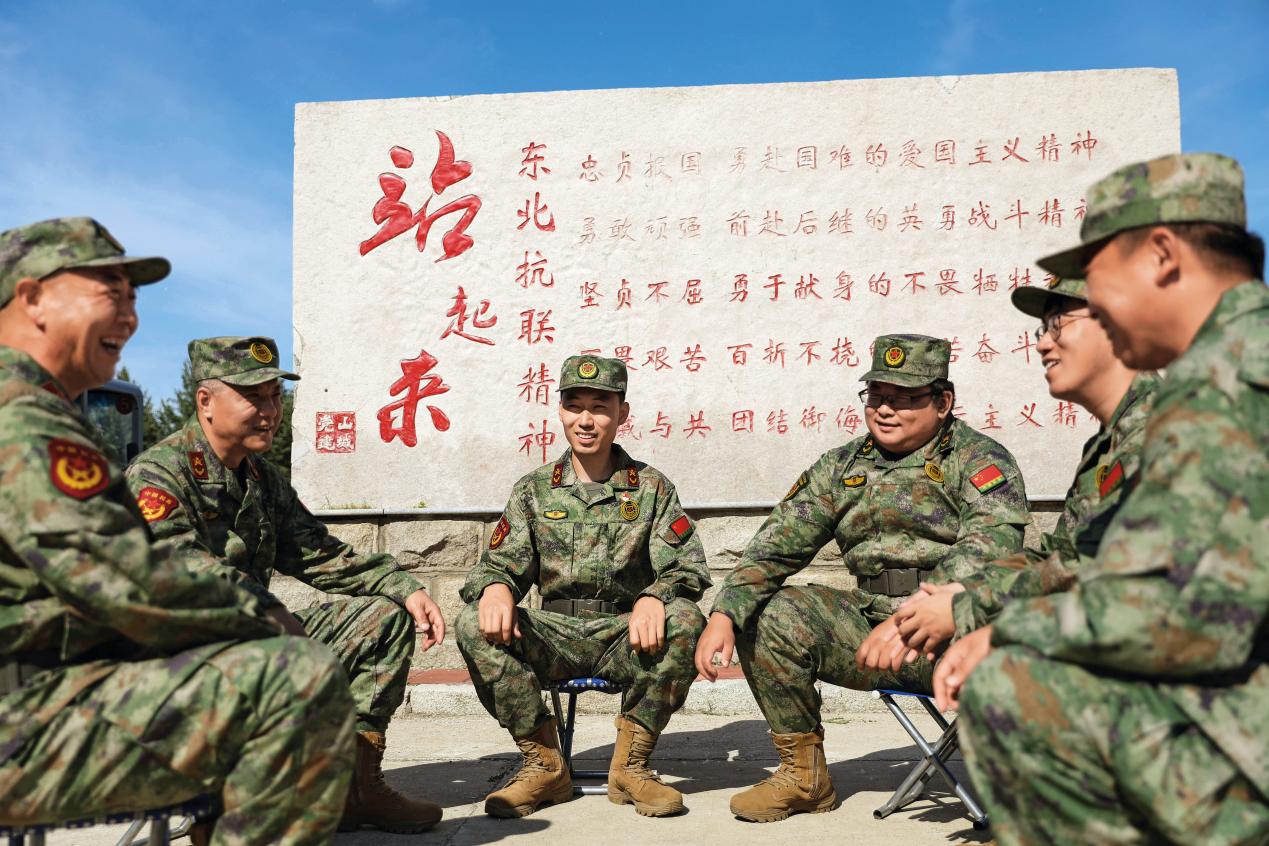 碾子山區(qū)人武部在民兵訓(xùn)練期間開展民兵政治教育活動(dòng)。張豐山攝
