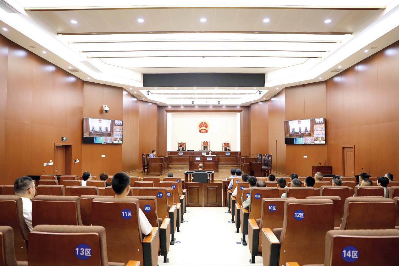 7月10日，浙江省云和縣人武部開展“以案說紀(jì)、以案示警”黨紀(jì)學(xué)習(xí)教育活動,組織部機(jī)關(guān)人員赴云和縣人民法院觀摩庭審現(xiàn)場（李慧攝）