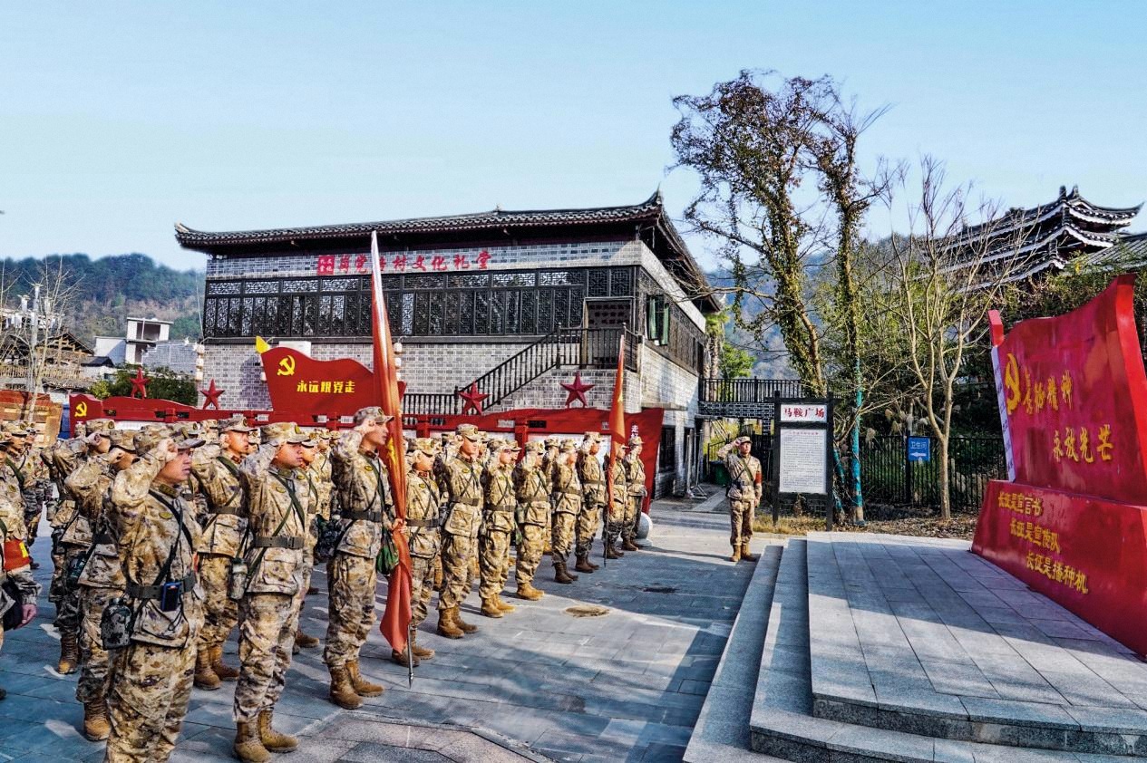 貴州省臺(tái)江縣人武部組織官兵、文職人員和民兵到轄區(qū)紅色場(chǎng)館開展重溫入黨誓詞活動(dòng)。田茹瑛 攝