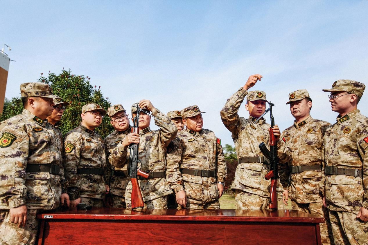淮北軍分區(qū)組織專武干部和新任職政治教導(dǎo)員集訓(xùn)。（攝影 郭林）