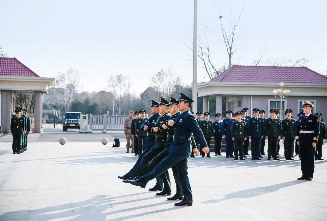 淮北軍分區(qū)組織所屬官兵、文職人員進(jìn)行隊(duì)列會(huì)操。（攝影 郭林）