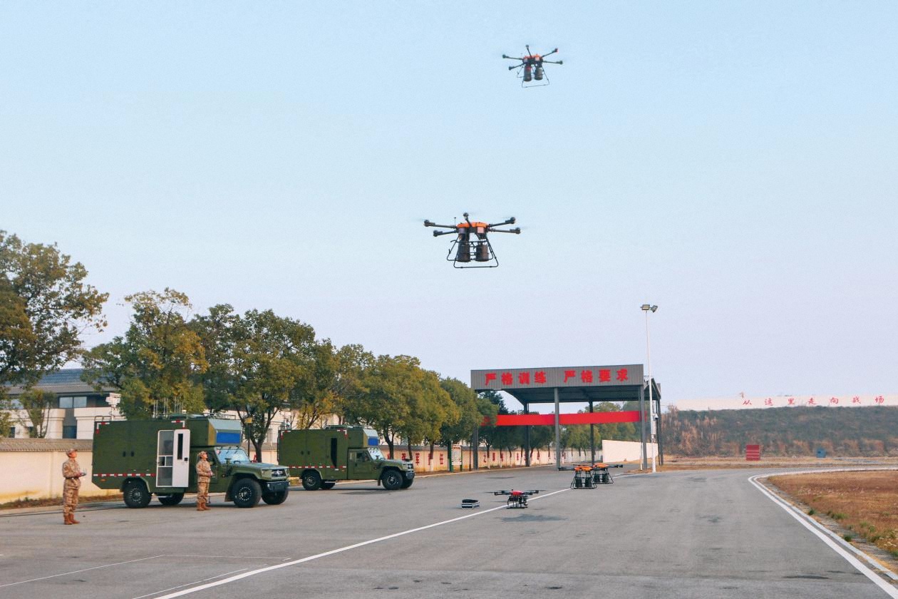 2025年1月5日，黃岡軍分區(qū)組織察打一體車和無人機協(xié)同演練演訓(xùn)。圖為應(yīng)急救援無人機升空。周搏攝