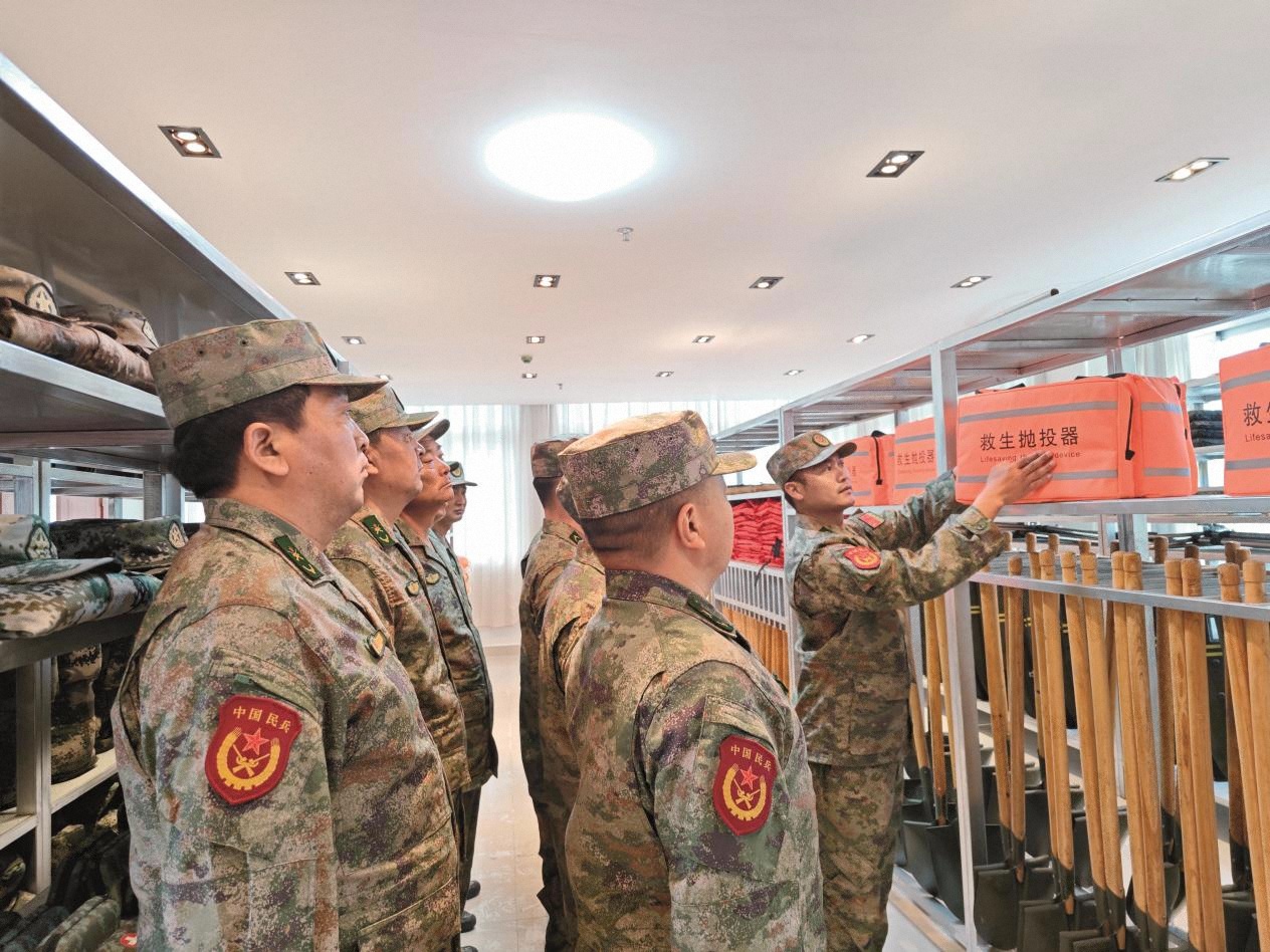 江蘇省東臺市人武部堅持以“評星掛牌”活動為牽引，組織專武干部前往基層武裝部正規(guī)化建設(shè)達標試點單位觀摩見學(xué)。（張進春）