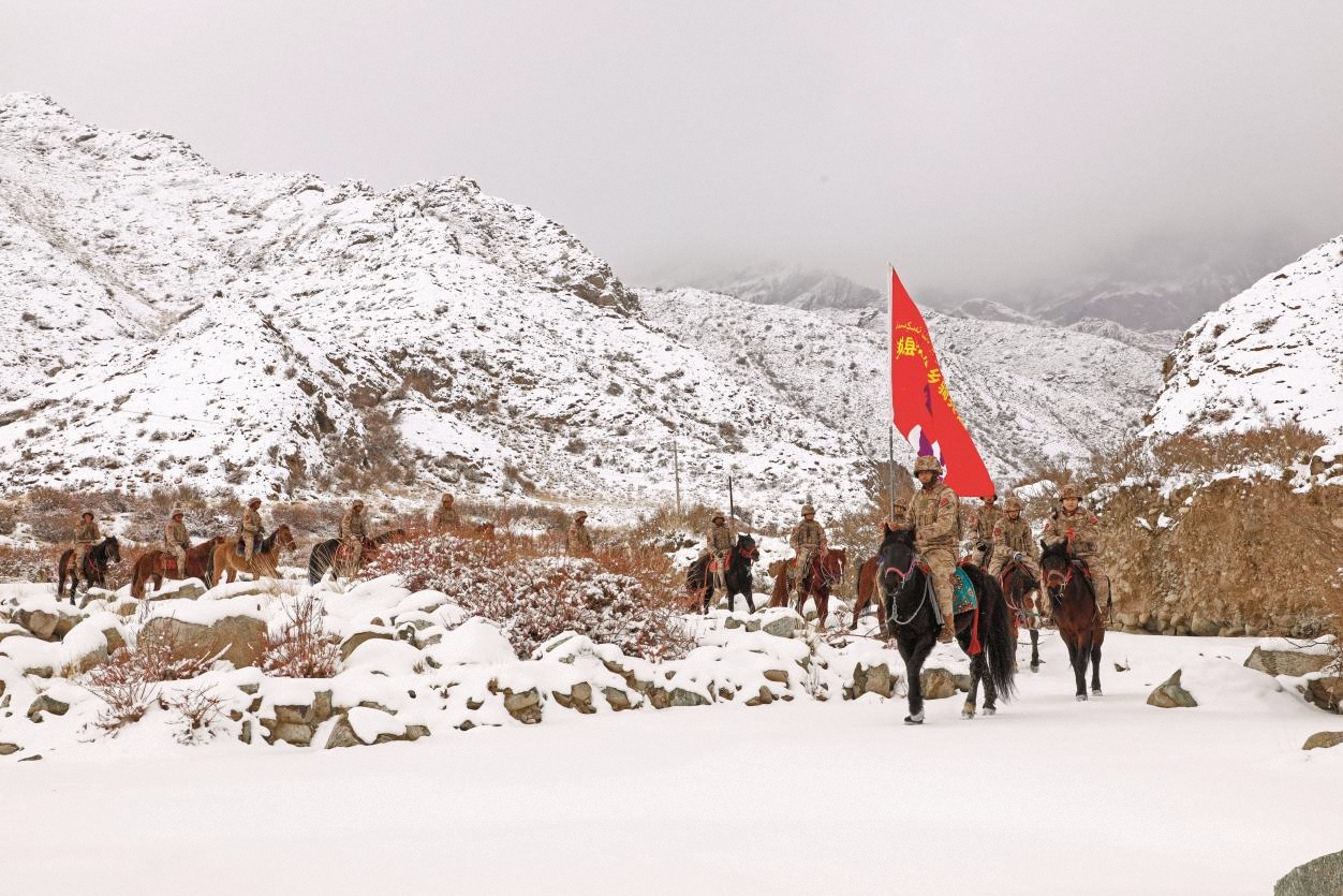 圖6-4為：民兵騎兵連在蜿蜒的山區(qū)里巡邏執(zhí)勤，確保防區(qū)安全穩(wěn)定。