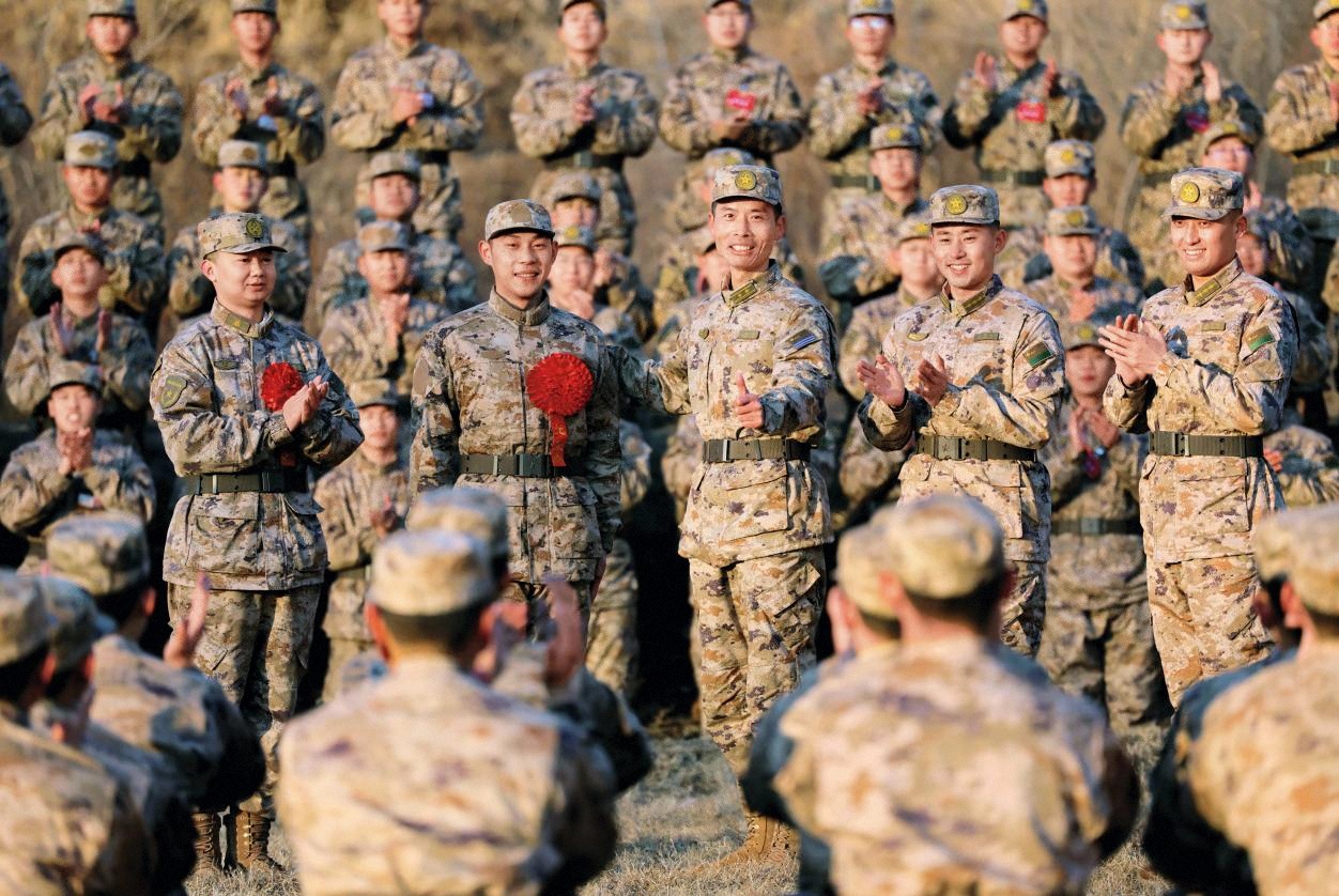 1.參訓(xùn)文職人員和新兵利用訓(xùn)練間隙組織小比武小競賽，為成績優(yōu)異者佩戴紅花，激勵練兵備戰(zhàn)的熱情。