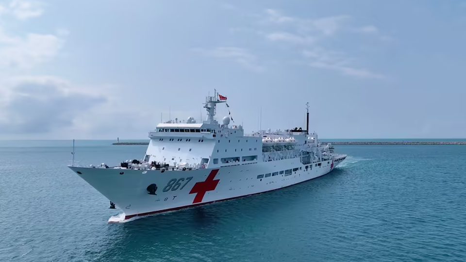 海軍“絲路方舟”號(hào)醫(yī)院船起航 赴南海島礁執(zhí)行“健康送海疆”任務(wù)