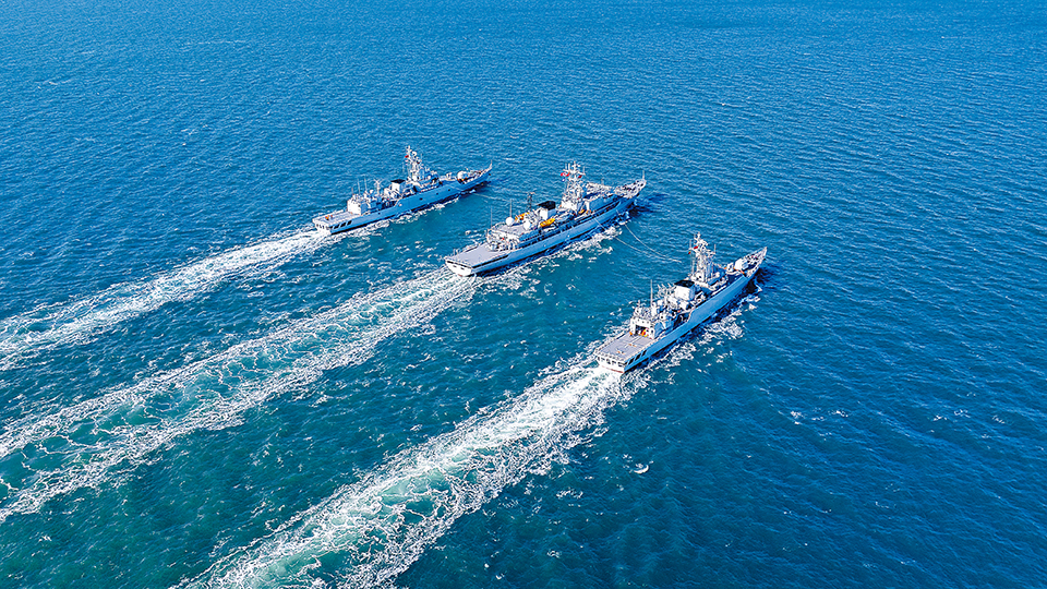 錘煉作戰(zhàn)利劍！海軍某訓(xùn)練艦支隊(duì)艦艇編隊(duì)開展訓(xùn)練