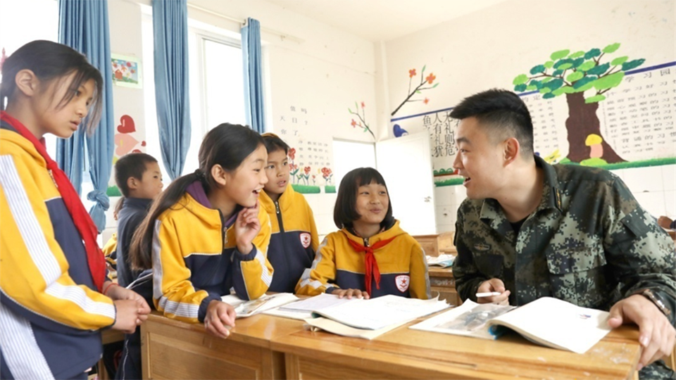 了不起的中國(guó)軍人丨“90后”二十大代表?xiàng)顫砷骸氨缯f黨史”永遠(yuǎn)在路上