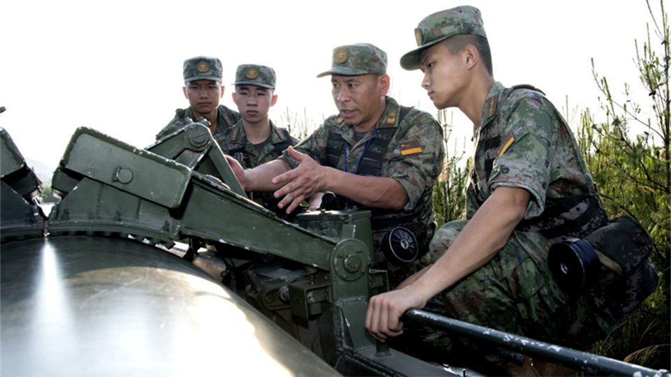 了不起的中國(guó)軍人丨二十大代表何賢達(dá)：“永遠(yuǎn)不滿足于現(xiàn)狀，永遠(yuǎn)向遠(yuǎn)處看”