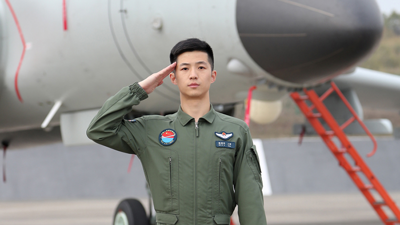 了不起的中國(guó)軍人丨南部戰(zhàn)區(qū)航空兵某師轟-6K機(jī)長(zhǎng)陳嘉樂：這位男神偏愛“戰(zhàn)神”