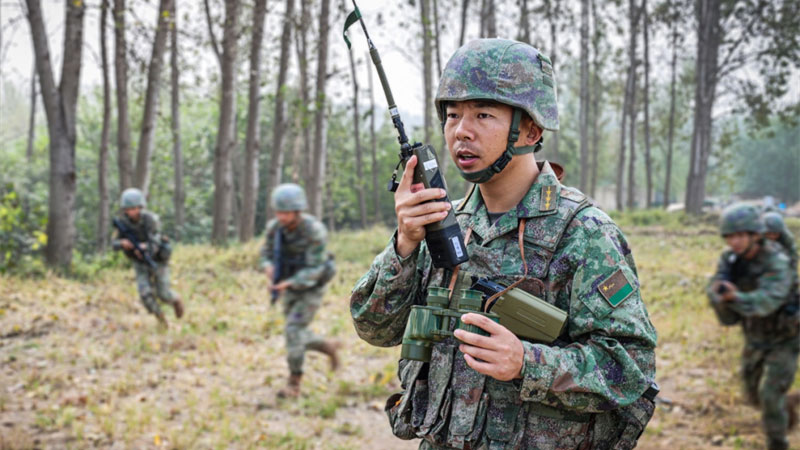 孫金龍指揮班組進行協(xié)同訓練。黃振宇 攝