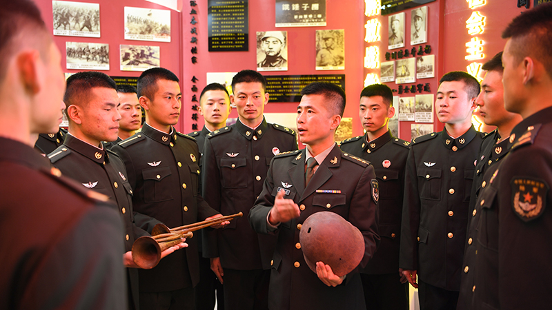 楊德龍為官兵講紅色故事。